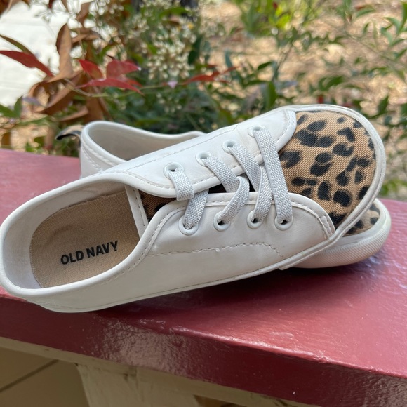 Old Navy toddler girl slip on sneakers size 10 - Picture 2 of 7